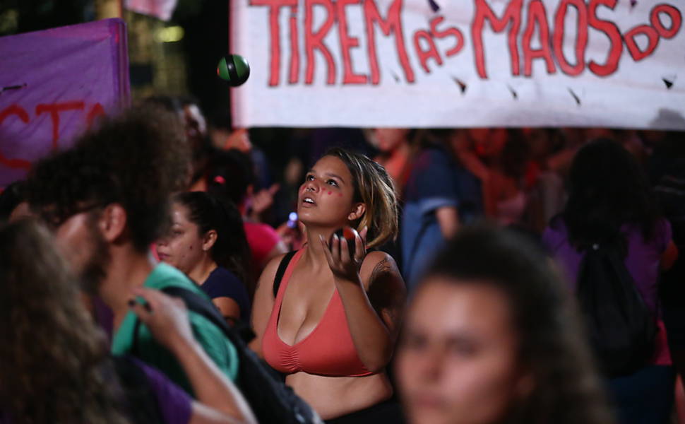 Movimentos feministas e partidos de esquerda fazem protesto anti-Cunha na praça da República, em São Paulo