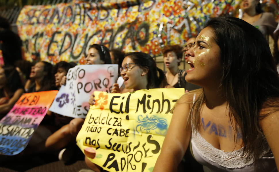 Movimentos feministas e partidos de esquerda fazem protesto anti-Cunha na praça da República, em São Paulo
