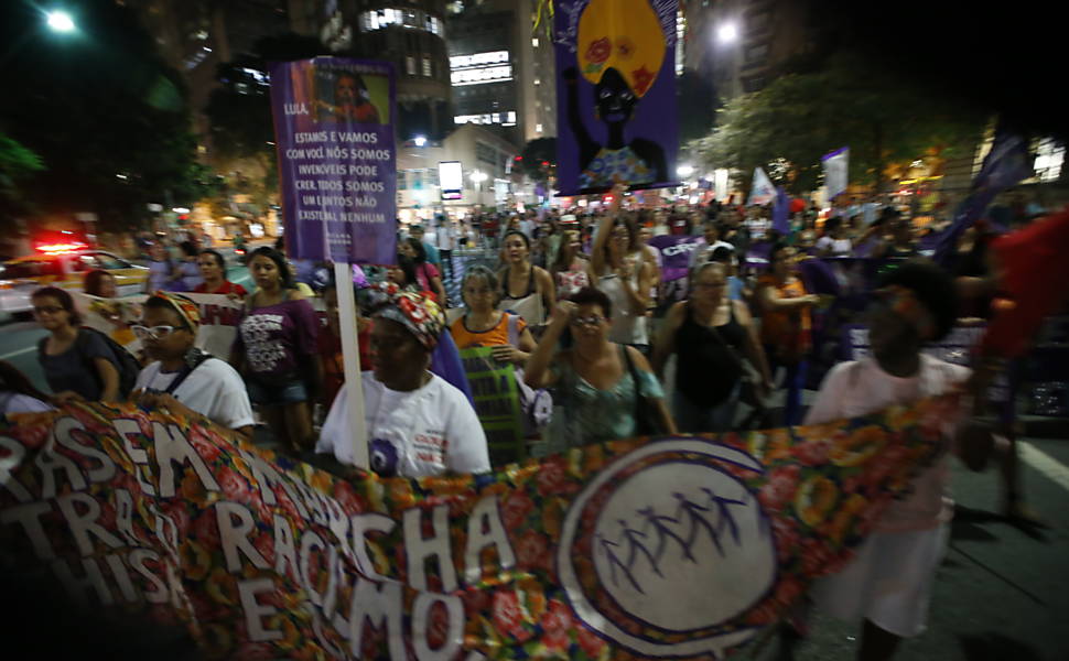 Movimentos feministas e partidos de esquerda fazem protesto anti-Cunha na praça da República, em São Paulo