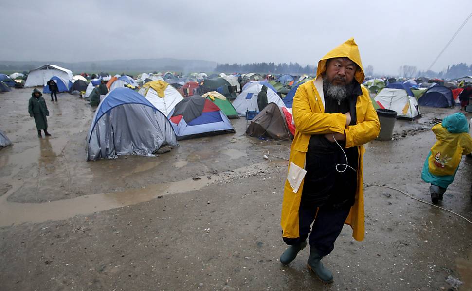 Ai Weiwei visita campo de refugiados
