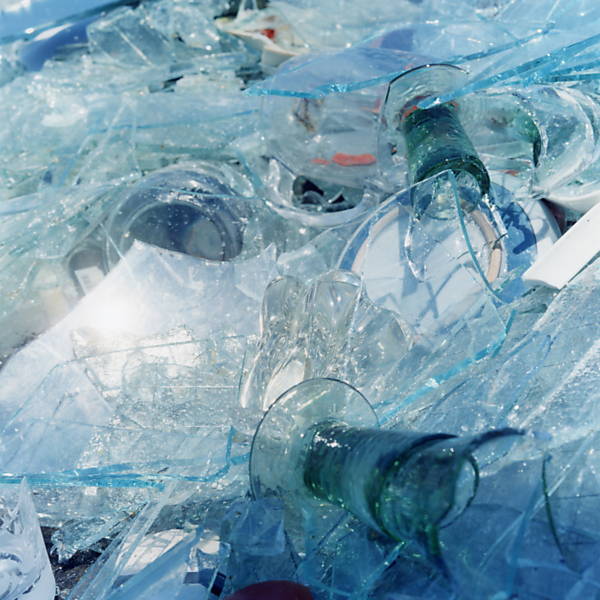 Pedaços de vidro encontrados pelo fotógrafo em meio aos destroços da tragédia, que provocou a morte de mais de 10 mil mortos