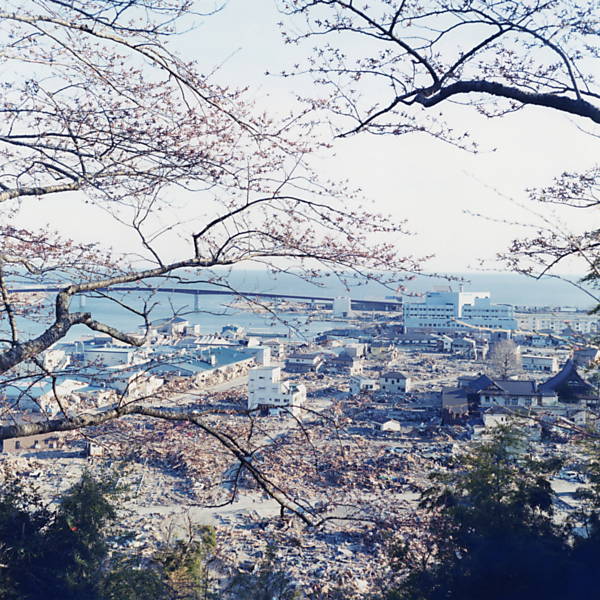 Rinko Kawauchi registrou a destruição pelo terremoto seguido por tsunami que destruiu cidades japonesa cinco anos atrás