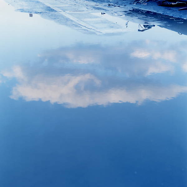 O céu refletido em uma das poças d'águas formadas pelo tsunami foi registrado pelo fotógrafo Rinko Kawauchi cinco anos atrás