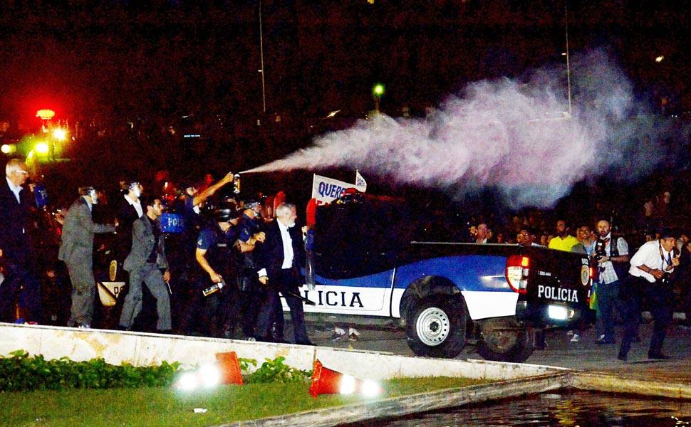 Grupos pró-impeachment protestam no Planalto