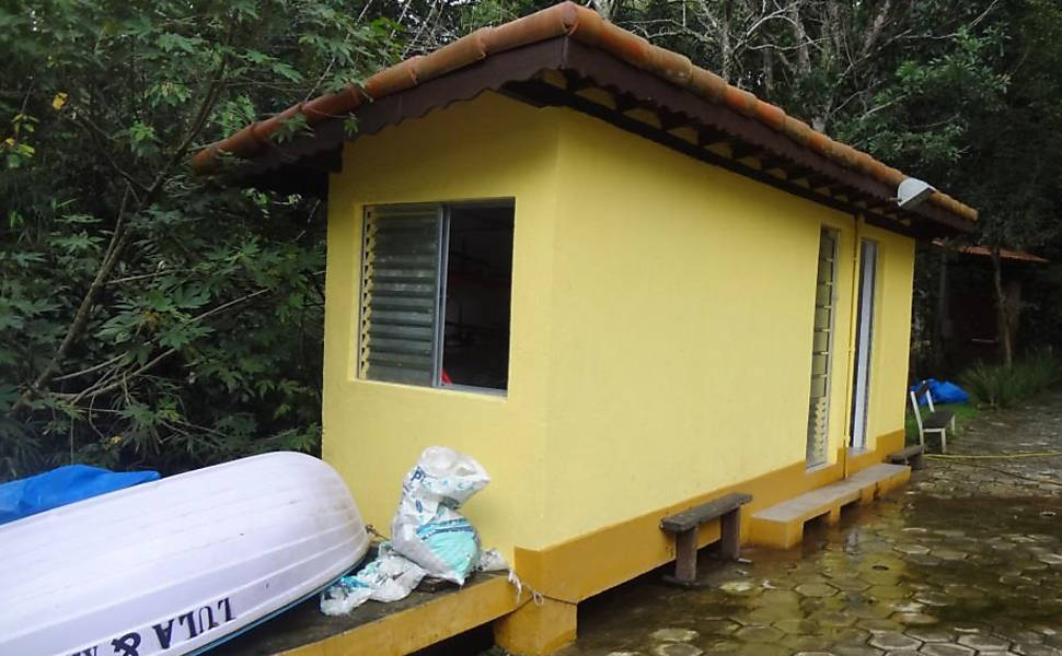 Vista da casa com barco ao lado