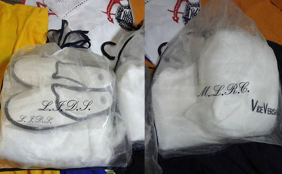 Peças de vestuário com iniciais estampadas