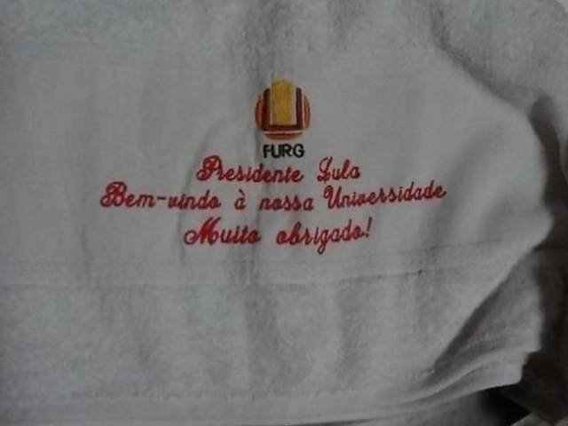 Detalhe de toalha contendo bordado com a inscrição ?Presidente Lula?
