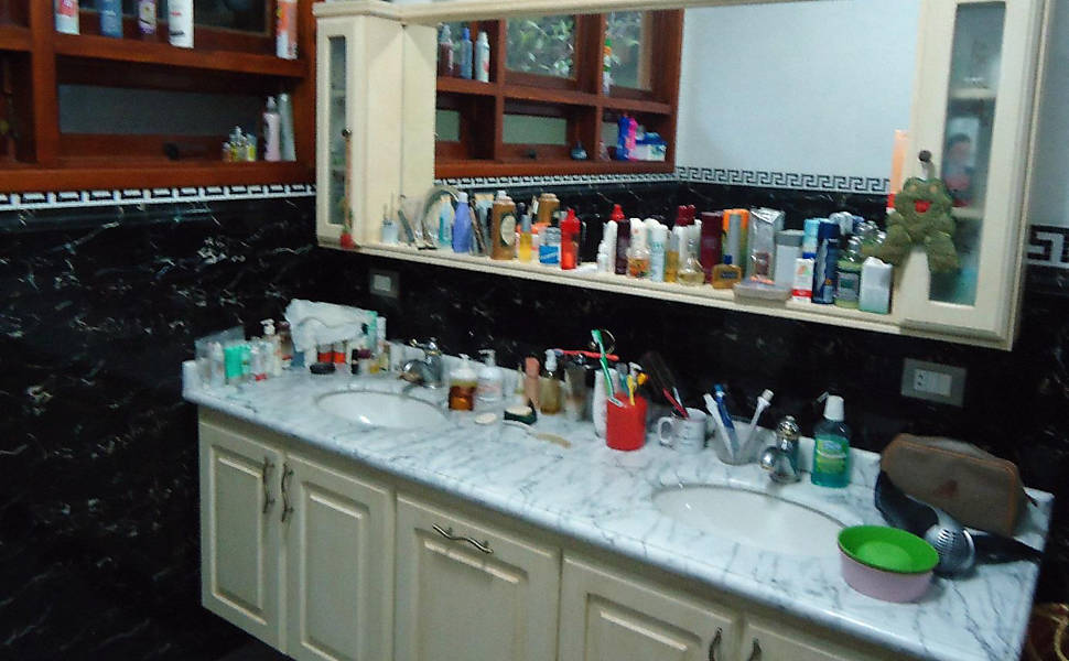 Bancada das pias do banheiro de suíte da casa principal