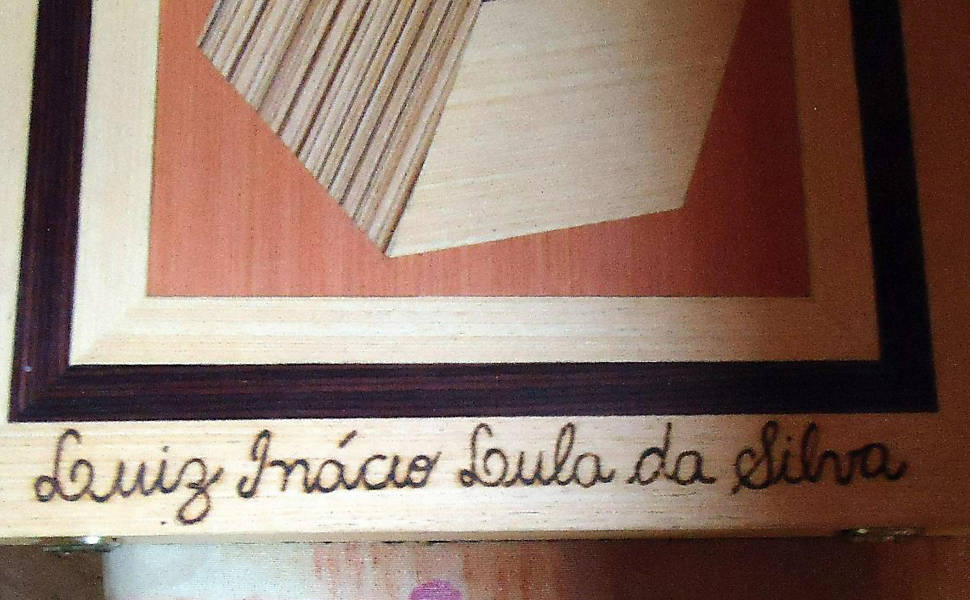 Identificação gravada na caixa em marchetaria