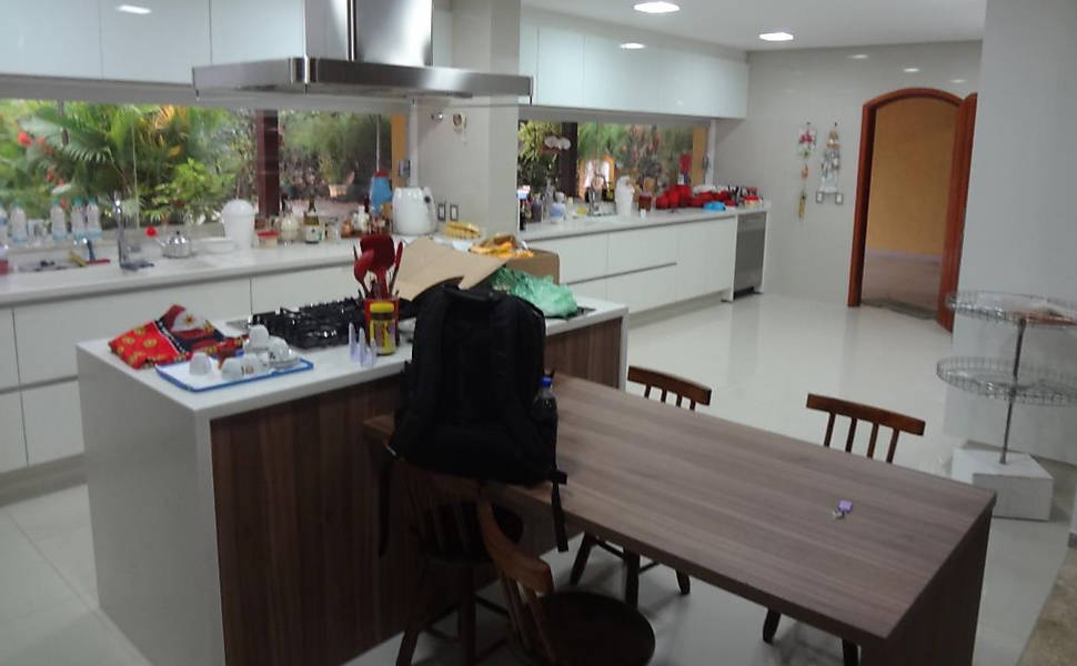 Vista interna do imóvel com destaque para a cozinha