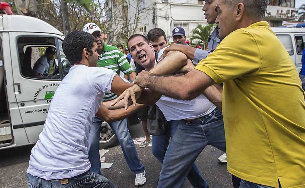 Dissidentes fazem protesto no bairro de Miramar e entram em confronto com apoiadores do governo; na foto, o ativista Antonio Gonzales Rodilles