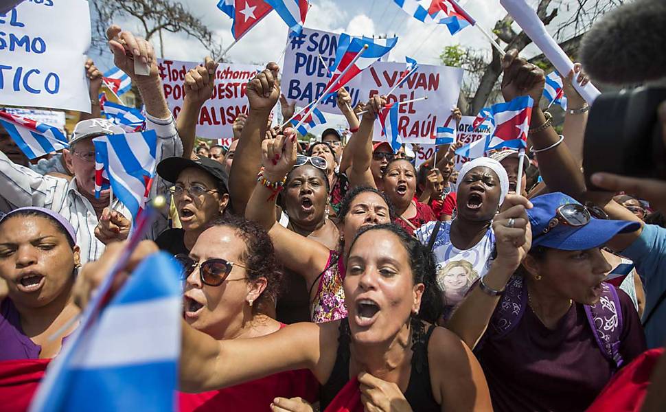 Apoidores do governo gritam palavras de ordem contra marcha de dissidentes ligada a Damas de Branco