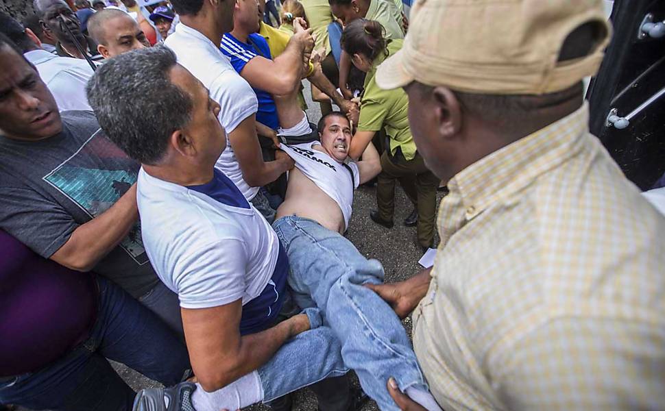 Dissidentes fazem protesto no bairro de Miramar e entram em confronto com apoiadores do governo; alguns foram levados pela polícia