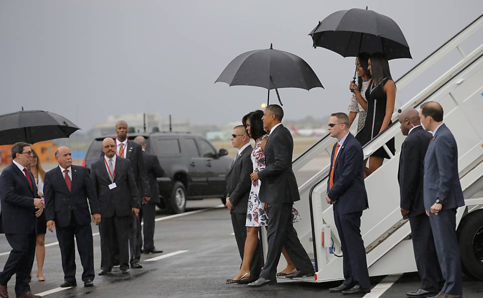 Presidente dos EUA, Barack Obama, chega com sua família ao aeroporto de Havana (Cuba)