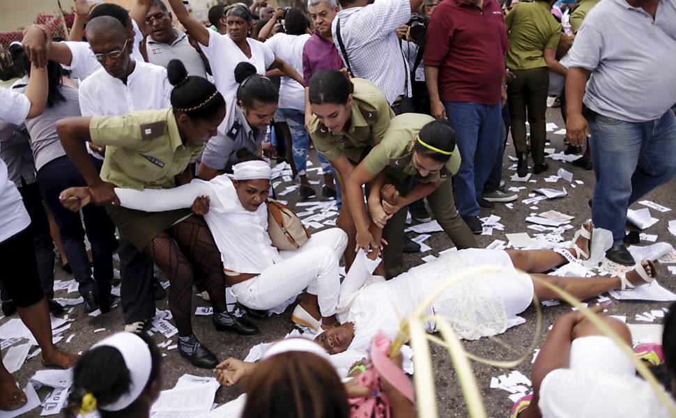 Horas antes da chegada de Obama, dissidentes ligados ao grupo opositor Damas de Branco fazem protesto no bairro de Miramar e entram em confronto com apoiadores do governo; alguns foram levados pela polícia