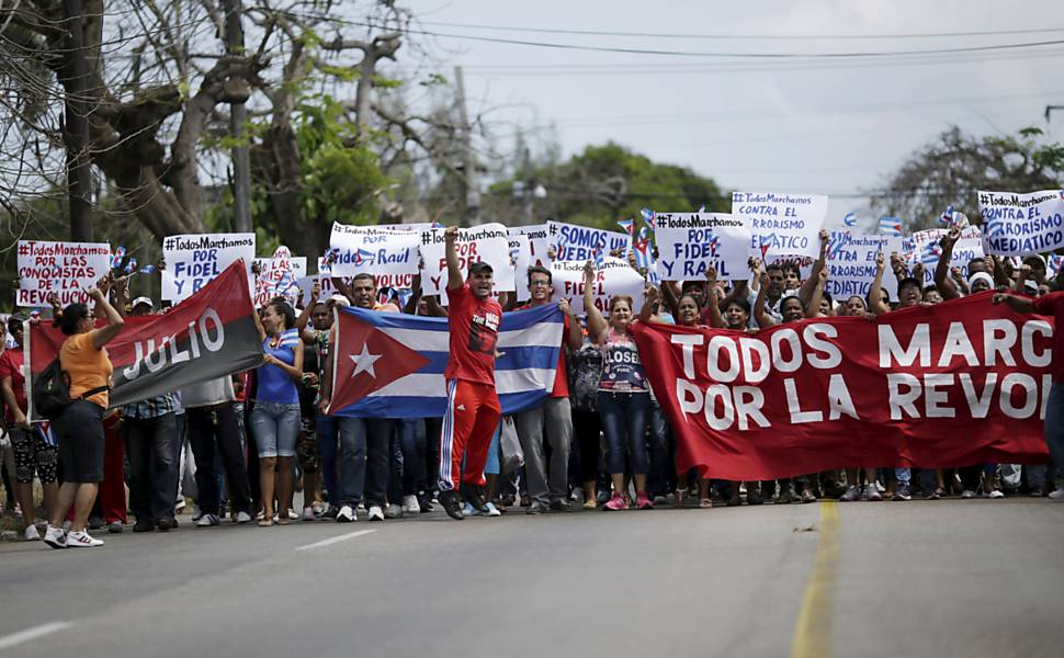 Apoidores do governo gritam palavras de ordem contra marcha de dissidentes ligada a Damas de Branco