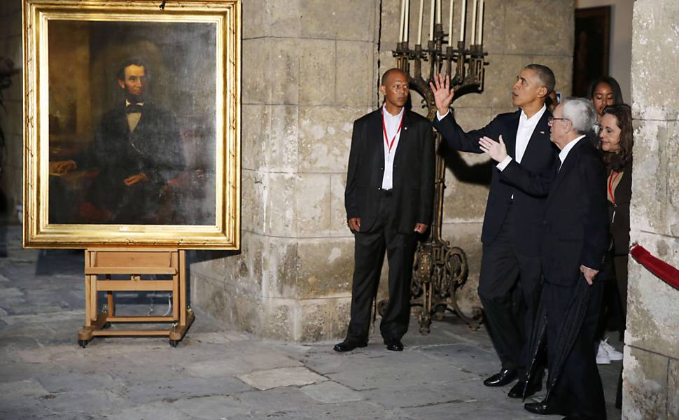 Barack Obama observa retrato de Abraham Lincoln durante tour pelo centro histórico de Havana, Cuba