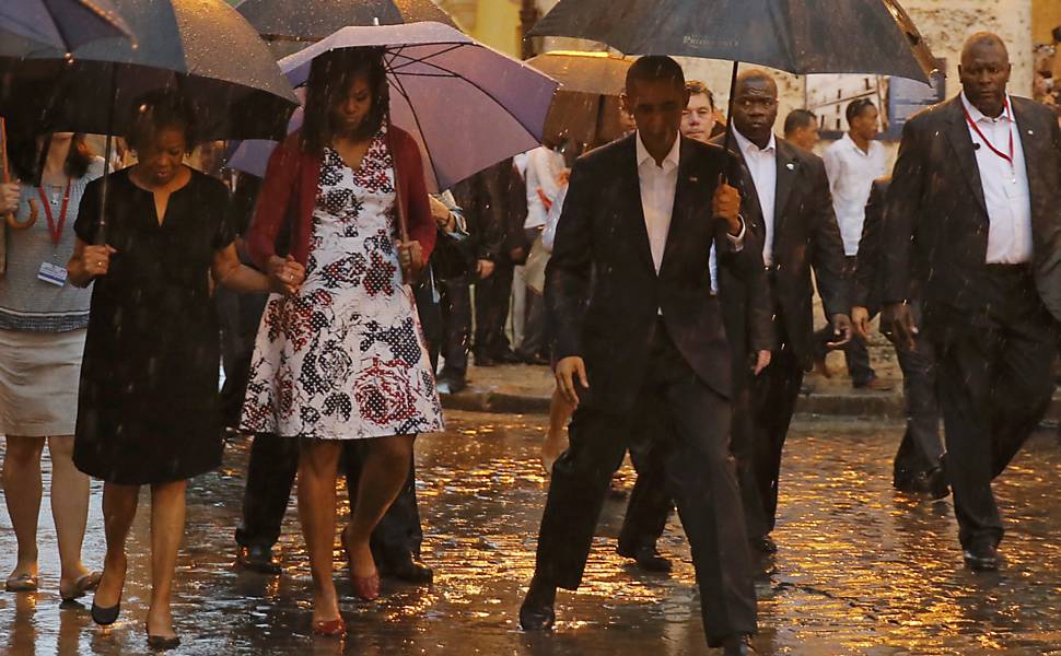 Uma forte chuva na capital cubana coincidiu com o primeiro dia de visita da família Obama