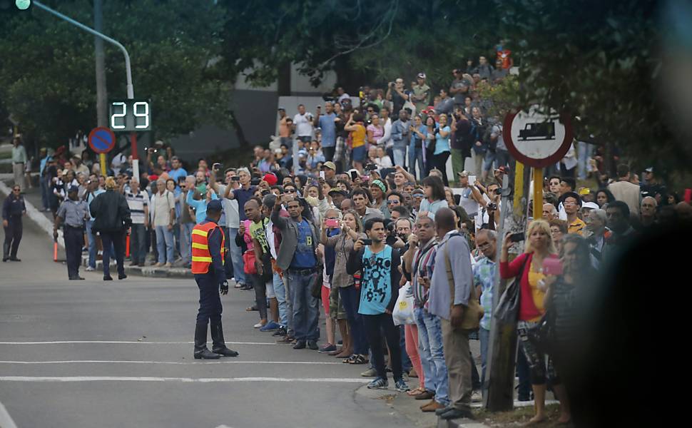 Cubanos aguardam passagem de comitiva com Barack Obama em rua de Havana

