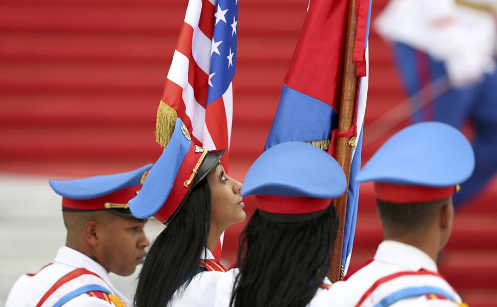 Guardas de honra seguram bandeiras no Palácio da Revolução, em Havana, durante visita de Barack 
