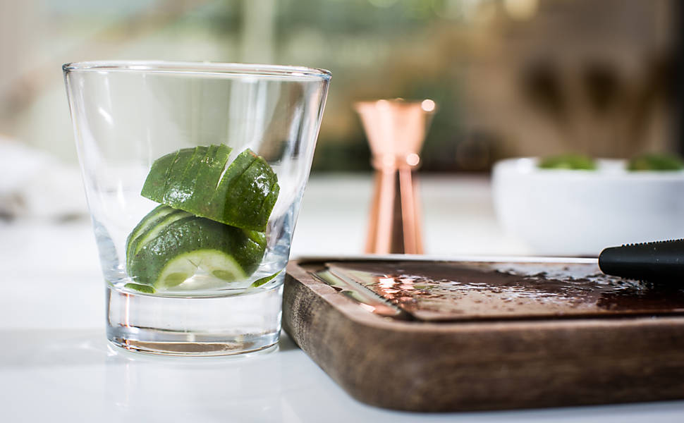 Em um copo de caipirinha (tipo Ilhabela), coloque uma metade do limão no fundo e, sobre ela, a outra metade