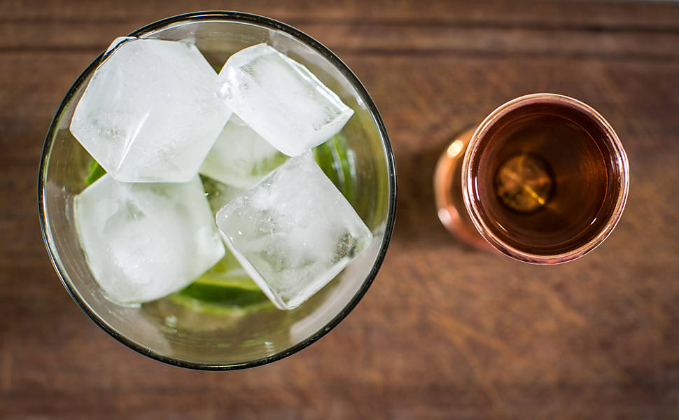 Preencha o copo com gelo