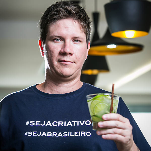Se quiser, pode acrescentar mais pedras de gelo. Na foto, o consultor de bares Jean Ponce (35)