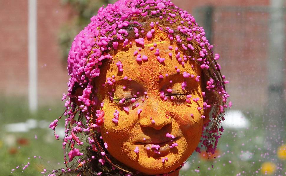 Hindus celebram o Holi, o festival das cores