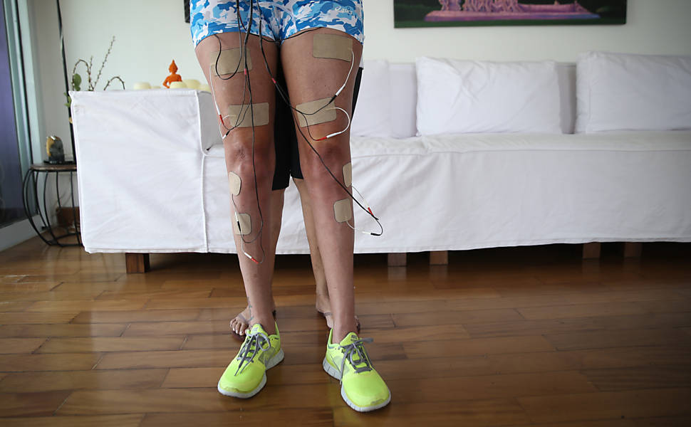 Mara Gabrilli com os eletrodos que descarregam a eletricidade no corpo dela