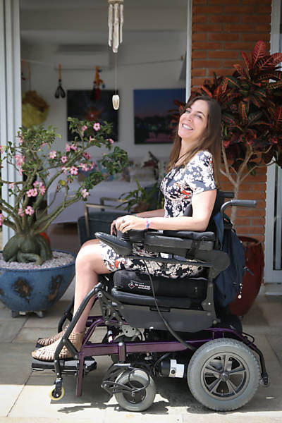 Mara Gabrilli na cadeira motorizada, na varanda de seu apartamento, nos Jardins