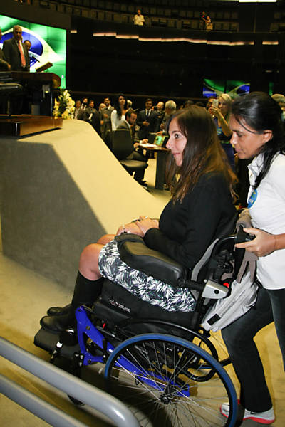 Mara Gabrilli é empurrada na cadeira durante a sessão de inauguração do novo plenário da Câmara dos Deputados, com mais acessiblidade