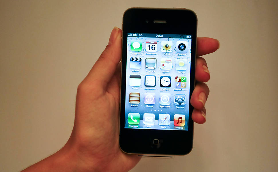 O iPhone 4S, anunciado em 2011, destaca-se por incluir a Siri, assistente pessoal com reconhecimento de voz da Apple