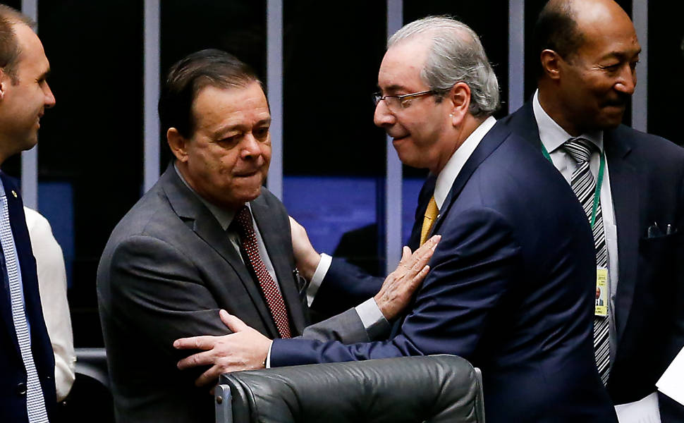 Eduardo Cunha (PMDB-RJ), cumprimentando o relator do processo de impeachment Jovair Arantes (PTB-GO)