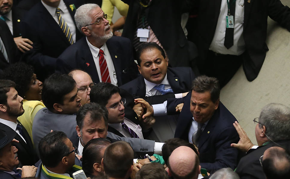 Deputados trocam empurrões durante a sessão da Câmara dos Deputados