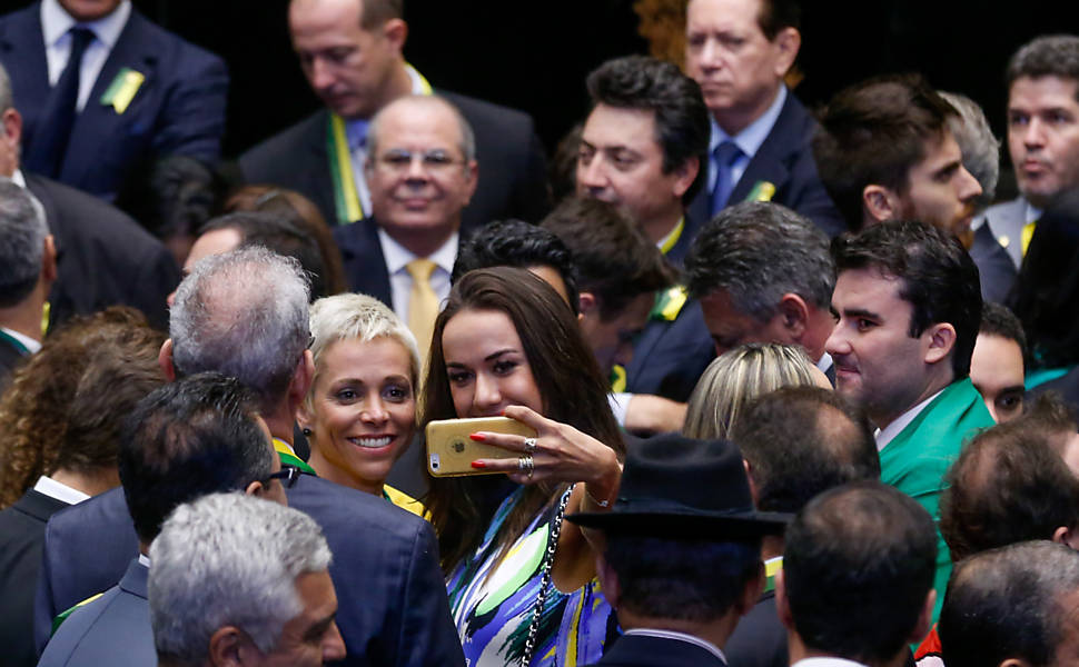 Parlamentares tiram selfies durante a sessão que votou o impeachment de Dilma Rousseff