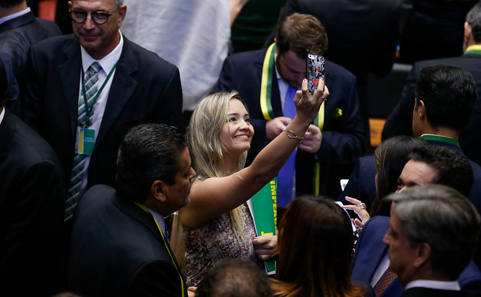 Parlamentares tiram selfies durante a sessão que votou o impeachment de Dilma Rousseff