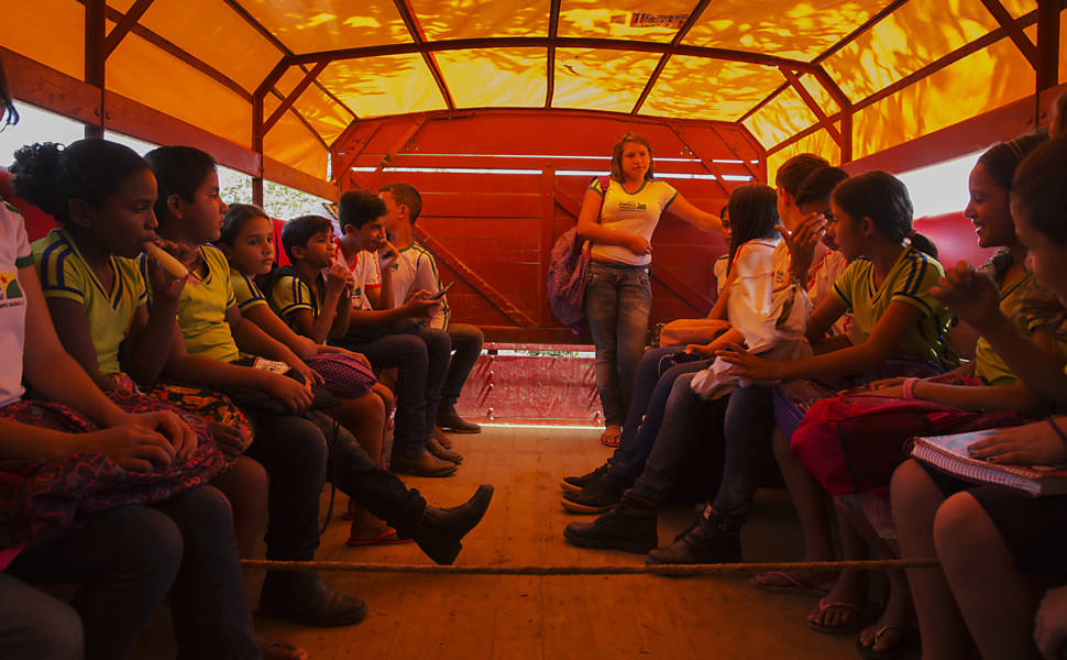 Alunos da escola Valeria Bispo Sabala, em Brasiléia, em caminhão de transporte escolar