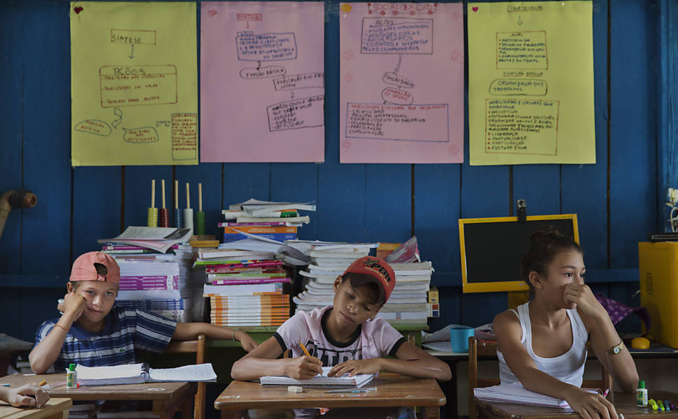 Alunos na escola rural Gesilda de Freitas Paixão, em Brasiléia