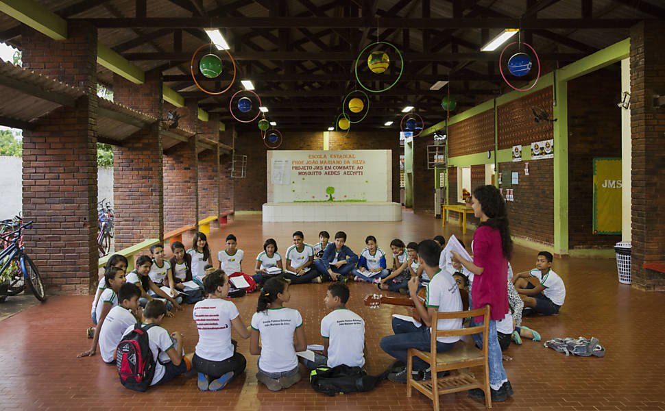 Aula com música no pátio da escola João Mariano da Silva, em Rio Branco
