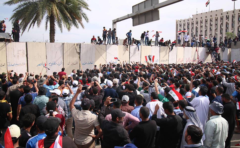 Manifestantes invadem Parlamento iraquiano