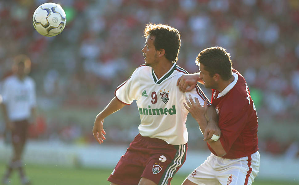 Fernando Diniz disputa bola quando ainda jogava pelo Fluminense, em 2002
