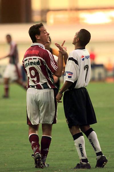 O corintiano Leandro e o jogador do Fluminense Fernando Diniz discutem durante partida no estádio do Mangueirão, em Belém, durante a Copa dos Campeões de 2002