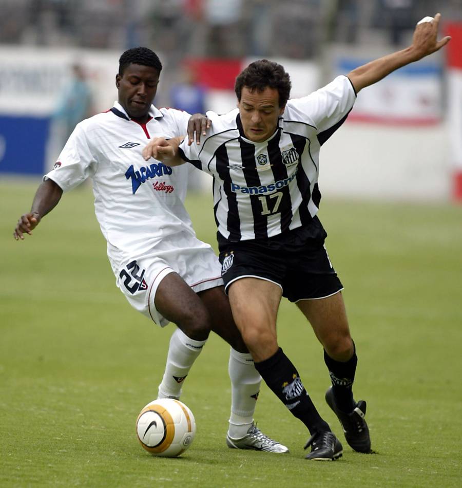 Fernando Diniz, do Santos, passa pelo jogador Edison Mendes, da Ldu, durante confronto pela Libertadores de 2005
