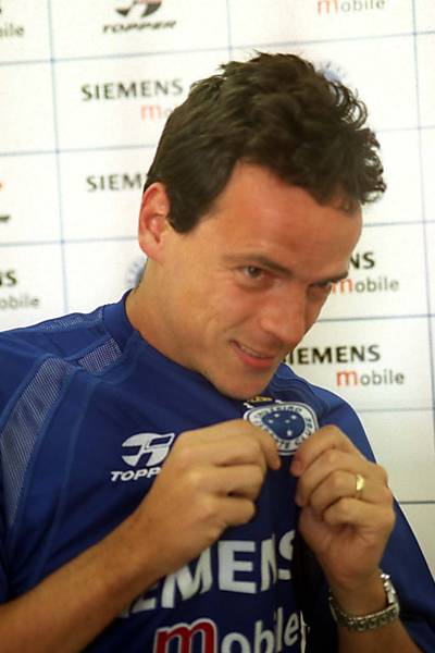 Fernando Diniz beija escudo do Cruzeiro no dia de sua apresentação no clube, em 2004