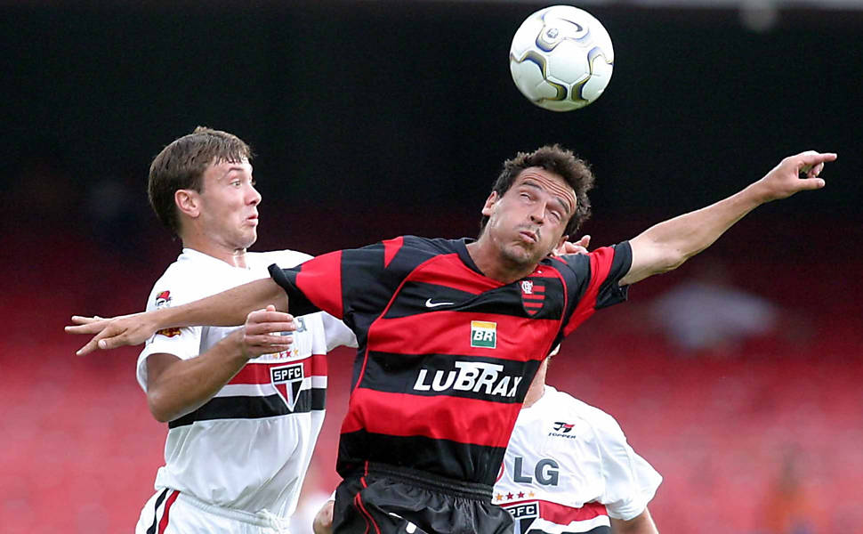 Lugano e Fernando Diniz disputam bola durante partida entre São Paulo e Flamengo, em 2003