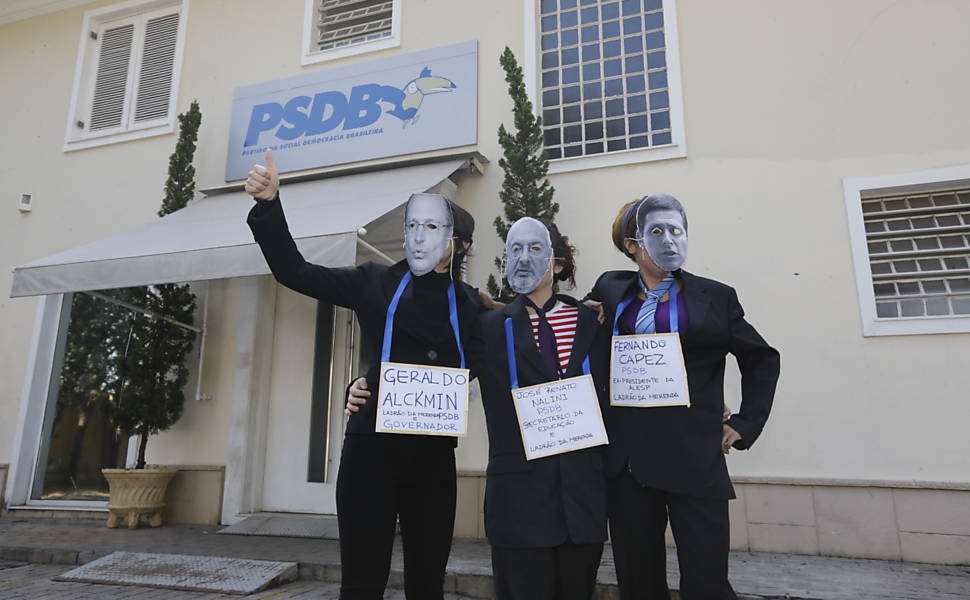 Performance de alunos em frente à sede do PSDB