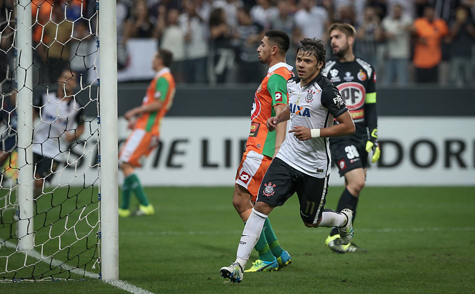 Romero comemora um de seus gols na vitória por 6 a 0 sobre o Cobresal na Taça Libertadores da América