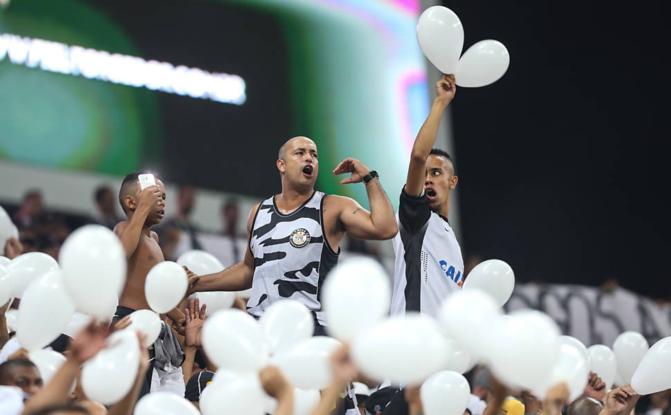 Torcedores do Corinthians fazem festa no Itaquerão durante o duelo contra o Santa Fe