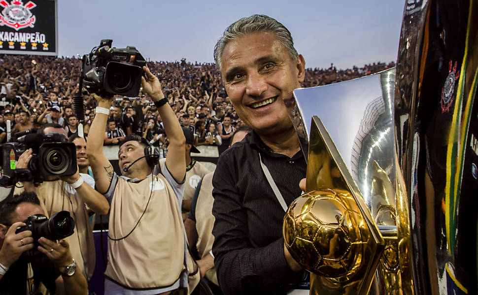 Corinthians recebe taça de campeão brasileiro no Itquerão