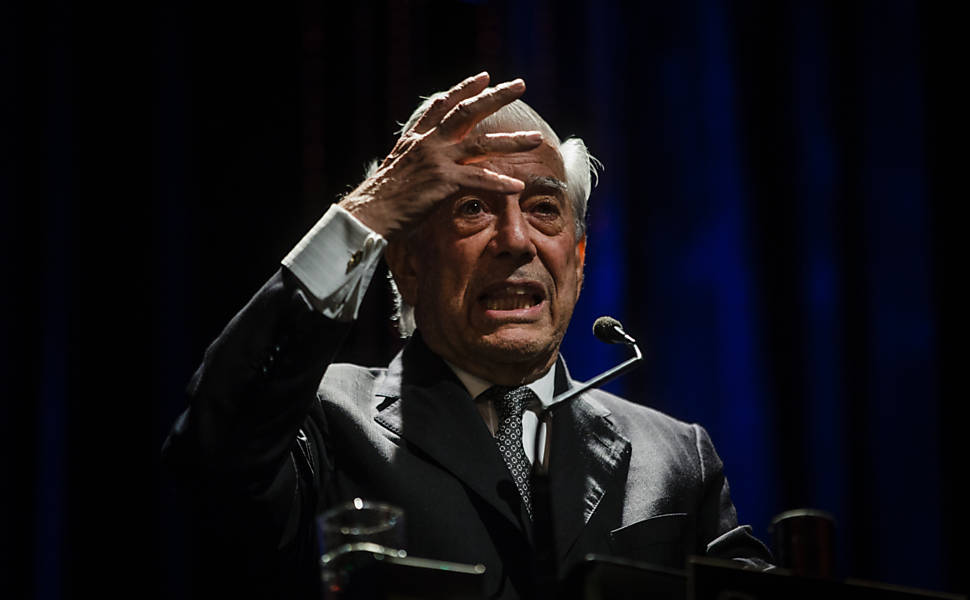 Mario Vargas Llosa, escritor peruano, durante a abertura do ciclo de palestras Fronteiras do Pensamento, no teatro Cetip, em São Paulo
